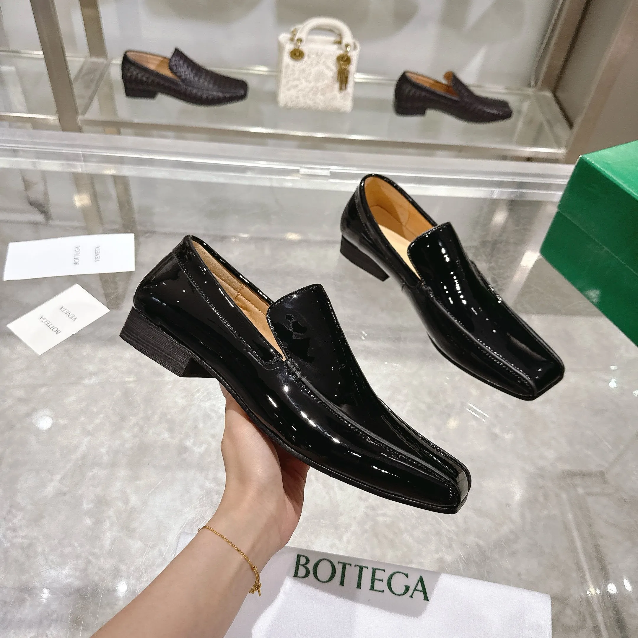 [BV] Top P: 860💰 Couple model, Size: Women 35-39, Men 39--44 (Female 40.41. Men 38. 45, non-refundable) Bottega Veneta 2025 Autumn Counter Synchronous Couple Model Bottega Veneta square-toe low-heeled shoes woven from mixed-breed sheep! Patent leather matching! Low-key luxury and solid color! Leather outsole! [Rose][Rose]! Purely hand-woven and operated, the original board is reproduced one-to-one! quality assurance!